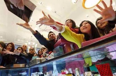 鸡巴操女人中国人依然爱赴日旅游 消费已由爆买转向网购